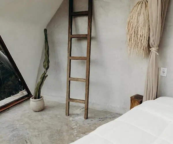 Mamasan Treehouses &