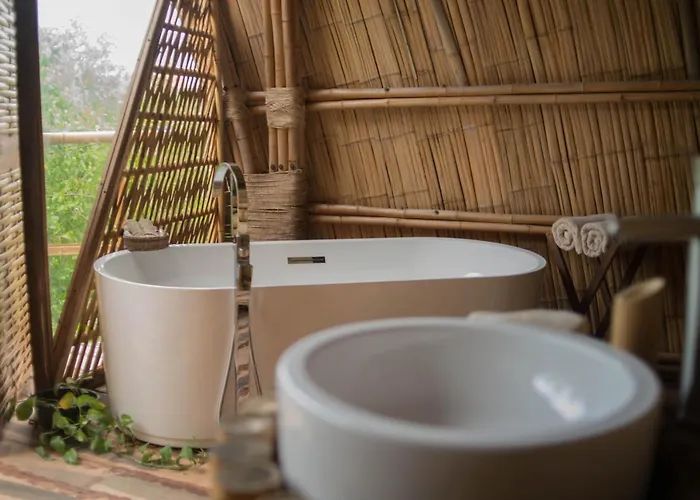 Mamasan Treehouses & Hotel